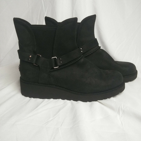 UGG Mismatched Size Glen Wedge Boot  L9 R8 - Picture 1 of 10
